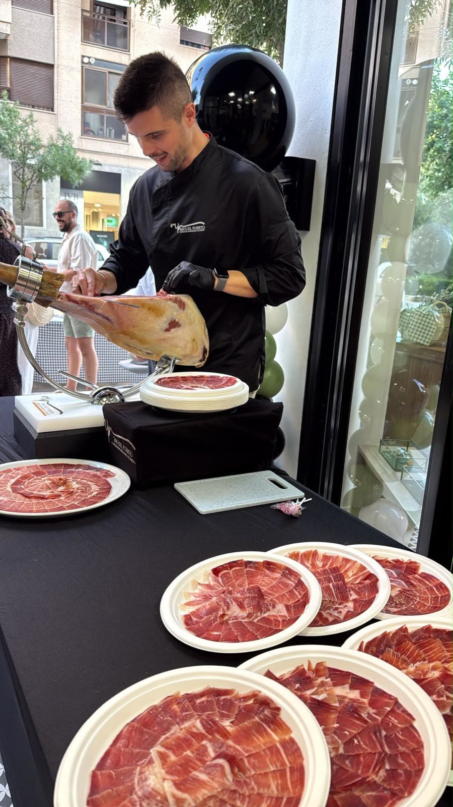 Presentación de jamón ibérico en evento nocturno